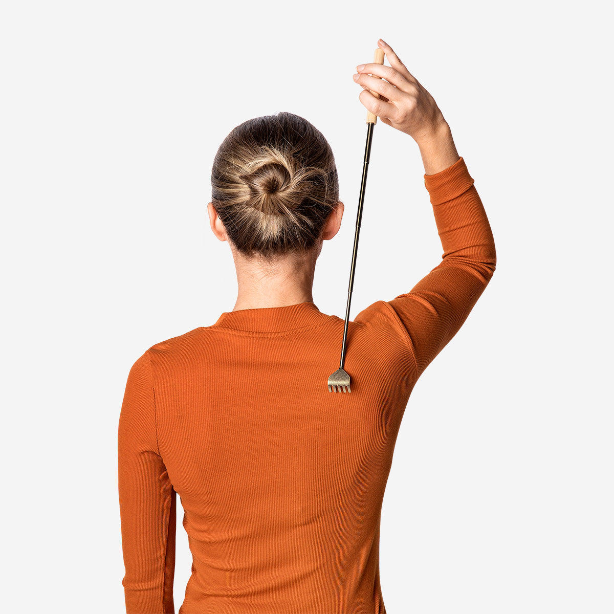 BACK SCRATCHER GOLD WITH WOODEN HANDLE