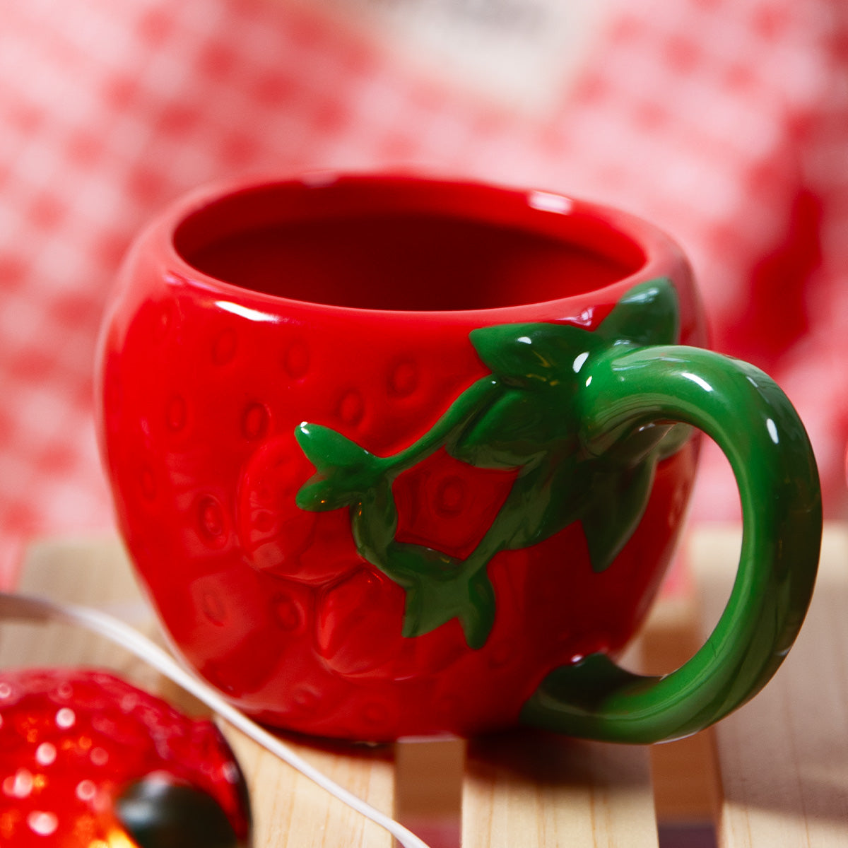 MUG W HANDLE STRAWBERRY SHAPE RED AND GREEN