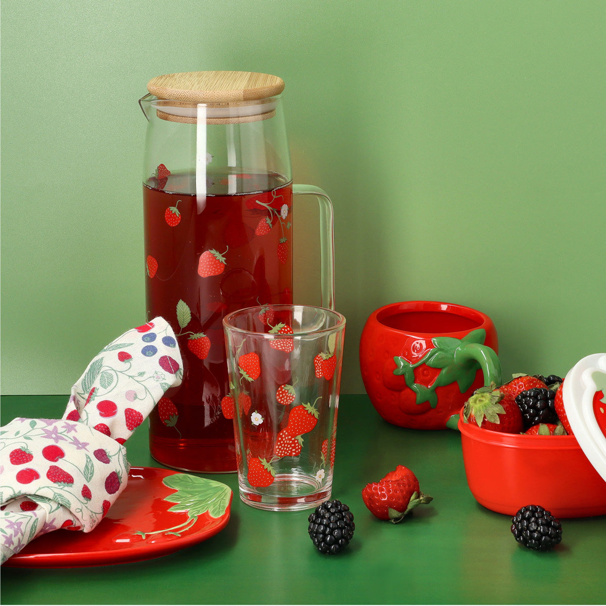 MUG W HANDLE STRAWBERRY SHAPE RED AND GREEN