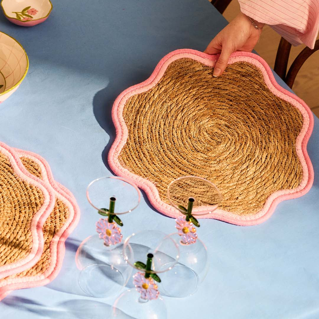 Woven cattail placemat with scalloped edge - 37 cm