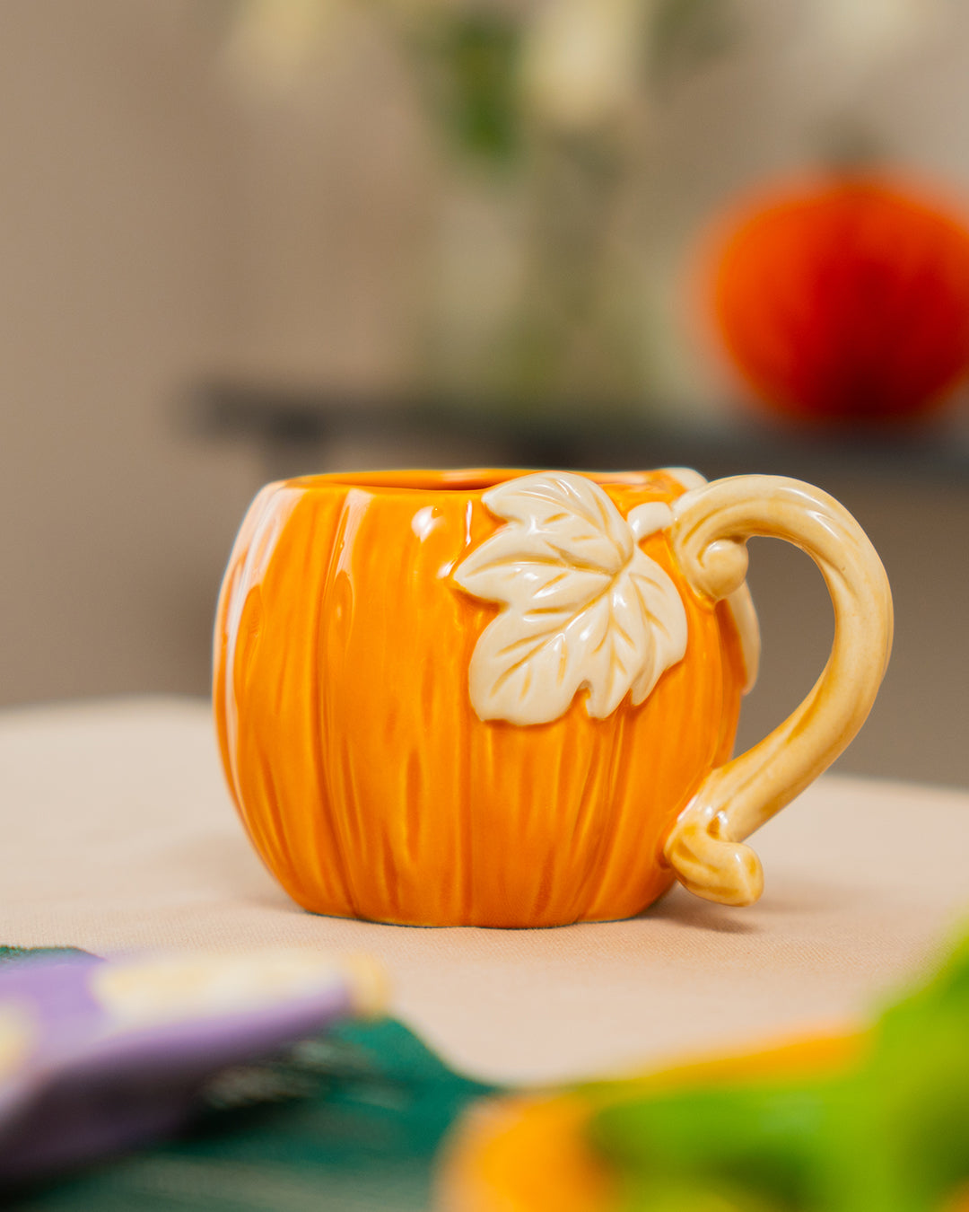 MUG WITH HANDLE PUMPKIN SHAPE AND LEAF DESIGN